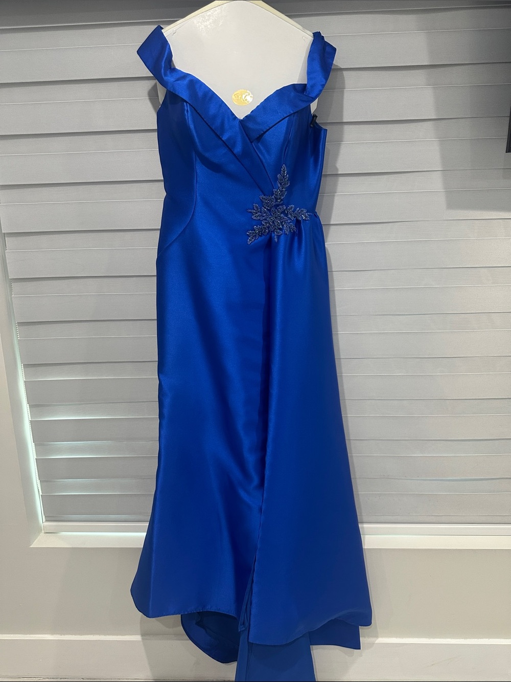 Elegant Royal Blue Satin Evening Dress with Floral Applique